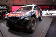 Peugeot 2008 DKR - A Peugeot idén tért vissza a leghíresebb tereprali megmérettetésre, a Dakar-ralira. A dizájnerek jó kézzel nyúltak a kisméretű városi járgány formavilágához. Megfelezték az oldalajtók számát, de a 37 colos (94 cm!) kerekeknek köszönhető, hatalmas emelés és a gigantikus aerodinamikai kiegészítők mellett ez a módosítások legkevésbé feltűnő eleme. 

A hátul középre beépített V6-os biturbó dízel motor 340 lóerőt, és 800 Nm nyomatékot termel, de hiába a vad külső, és a kiemelkedő teljesítmény adatok, a nagy visszatérés nem sikerült fényesen, a francia gyártó legjobb párosa a Stéphane Peterhansel/Jean-Paul Cottret csak a 11. helyen fejezte be a viadalt.