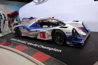 Toyota TS040 - Bár mindenki a Le Mans-i futam győztesére emlékszik, tavaly a Toyota szép csendben megnyerte a hosszútávú versenyek világbajnoki címét. Az 520 lóerős 3,7 literes V8-as benzinmotorral és 480 lóerős hibrid rendszerrel szerelt gép több alkalommal bizonyított, és végül hazai pályán, Fujiban kettős győzelemmel biztosította be a bajnoki címet.