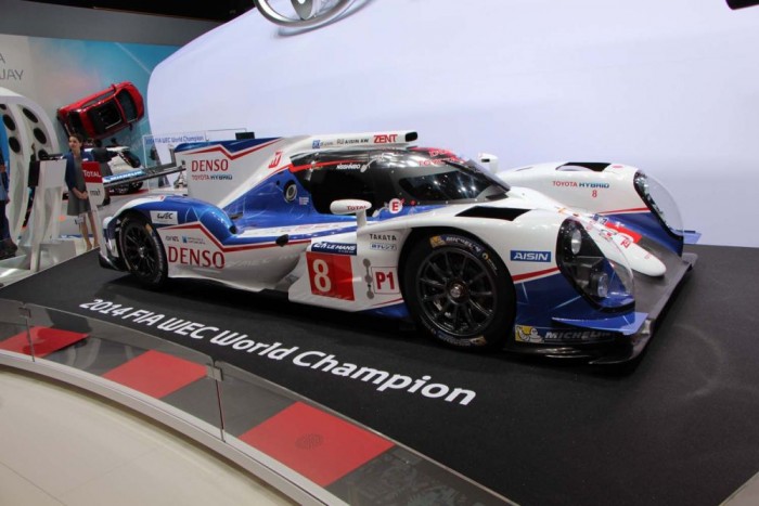 Igazi versenyautók a Genfi Autószalonon 8 Toyota TS040 - Bár mindenki a Le Mans-i futam győztesére emlékszik, tavaly a Toyota szép csendben megnyerte a hosszútávú versenyek világbajnoki címét. Az 520 lóerős 3,7 literes V8-as benzinmotorral és 480 lóerős hibrid rendszerrel szerelt gép több alkalommal bizonyított, és végül hazai pályán, Fujiban kettős győzelemmel biztosította be a bajnoki címet.
