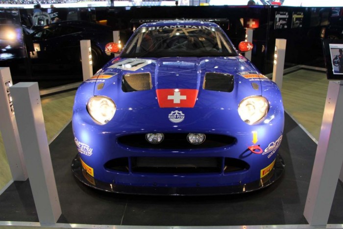 Igazi versenyautók a Genfi Autószalonon 5 Jaguar XKR-S GT3 - Nem egy mai gép, de azért a V8-as, 510 lóerős motor hangja feledhetetlen, már az utcai verzióban is, hát még ebben a pályára termett gépben.