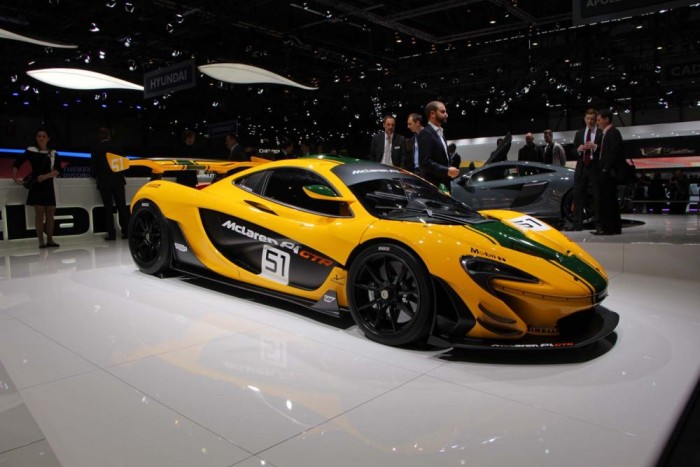 Igazi versenyautók a Genfi Autószalonon 4 McLaren P1 GTR - Amellett, hogy valóságos műalkotás, még pokolian gyors is, és nem csak gyors, de be is tapad a kanyarba, mint az istennyila.
3,8 literes, duplaturbós V8-asa 800 lóerőt teljesít, de a P1 alapjában véve hibrid hajtáslánccal dolgozik, így az elektromotorban még megbújik 200 ló, tehát összesen 1000 paripa patája koppan az aszfalton, ha minden a maximumra van tekerve.
A GTR ötven kilogrammal lett könnyebb az utcai P1-nél, ami többek között a polikarbonát oldalablakoknak, a szénszálas motorháztetőnek, a titán kipufogórendszernek, valamint a minden felesleges dologtól megszabadított karbon utastérnek köszönhető.