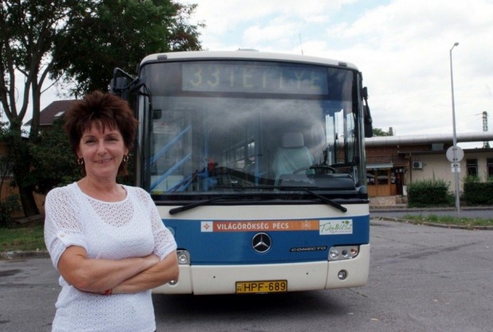 Nők a volán mögött 4 4. Pécsett már két női buszsofőrrel is büszkélkedhet. Egyikük Shubertné Katon Judit, aki egy Mercedes Conecto volánja mögött naponta 120-150 kilométert vezet le. Ettől függetlenül szereti csinálni, véleménye szerint más közlekedőpartnerek gyakran előzékenyebbek a női buszsofőrökkel szemben. Fotó: pecsma.hu