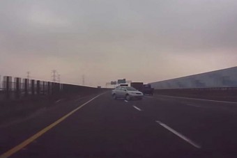 Lehetetlen menekülést mutatott be az autós