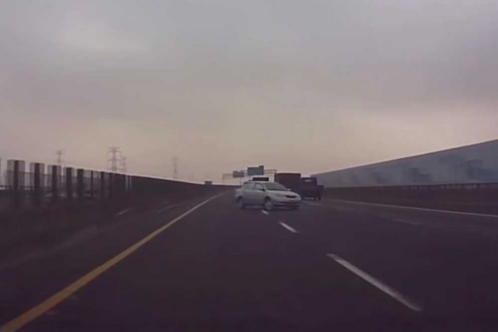 Lehetetlen menekülést mutatott be az autós