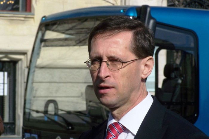 Magyar elektromos buszt tesztelhetünk 1 Varga Mihály nemzetgazdasági miniszter szerint a jövő a környezetbarát hajtással, azon belül is a hibird-, a plug-in hibrid, valamint az elektromos technológiával szerelt tömegközlekedési eszközökben van