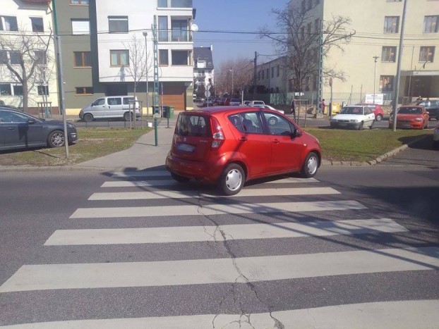 Így parkol a zebrára egy budapesti autós 3