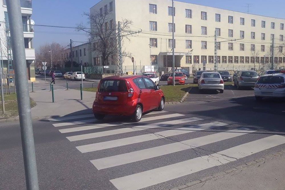 Így parkol a zebrára egy budapesti autós 4