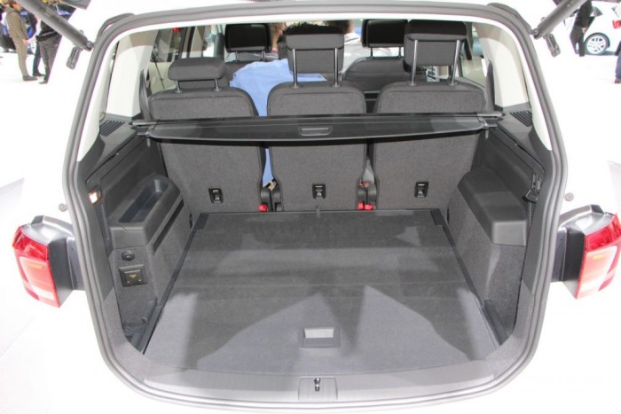 A csomagtér a kategória legnagyobbja, legalábbis a VW állítása szerint. Az biztos, hogy bőségesen elég, és akár 1980 literig bővíthető. 