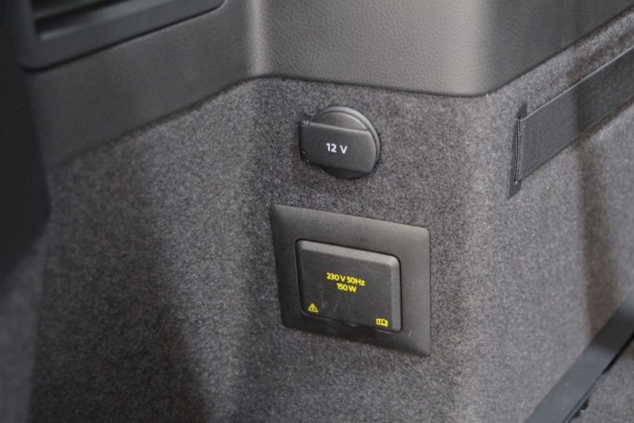 Bármit bedughatunk a csomagtartóban, a 220 Voltos csatlakozó sem akadály. 