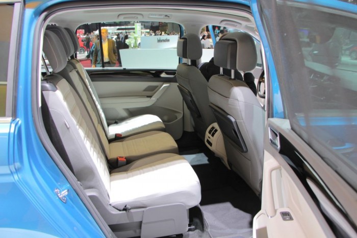 Ezen a képen jól látszik a bőséges térkínálat. Az ülőlapok kellően magasan húzódnak, az állítható ülőlap-hátlap, és a sík padló sokat dob a komfortérzeten. 