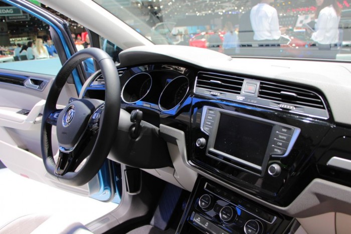 A vezető felé orientált műszeregység formailag eltér a Golftól, de építőelemei azonosak.  Az anyaghasználat ennek megfelelően kiemelkedő, ahogy az illesztések minősége is. 