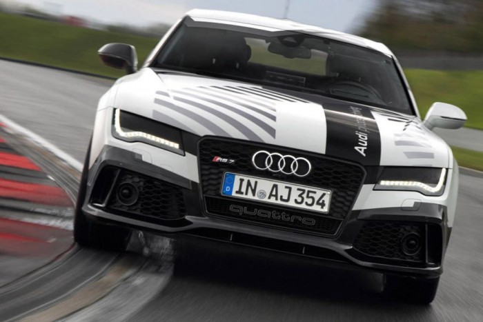 Sörben és pénzben fürdik az Audi 6 Szabad időt adhatnak az önvezető autók az embereknek. Az RS7 Sportback 240-nel ment a hockenheimi pályán, vezető nélkül