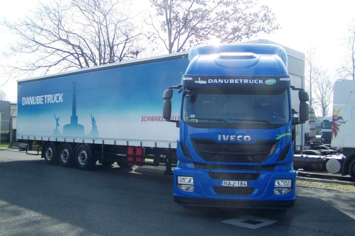 Közelebb hozzák a CNG-t a magyarokhoz 2 Az üzemeltetők mostantól fél éven át próbálhatják ki ezt a Stralist CNG-t, valamint a Daily CNG-t. A Stralis tesztfogyasztása 20 tonna terhelés esetén 22kg/100 km.