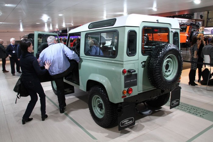 A Defender nem kényelmes. A bácsit is úgy kellett betuszkolni