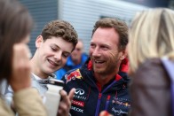 Harrison Newey a Red Bull-főnök Christian Horner mellett