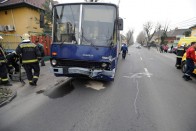 Busszal karambolozott egy autó Budapesten 10