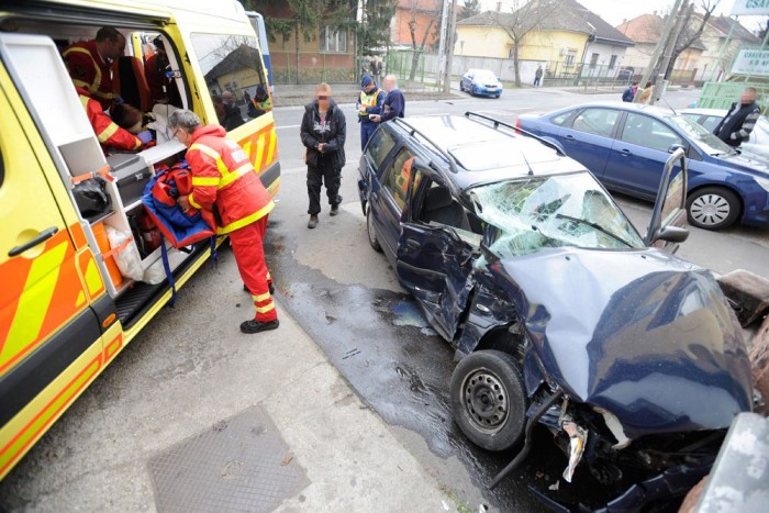 Busszal karambolozott egy autó Budapesten 1