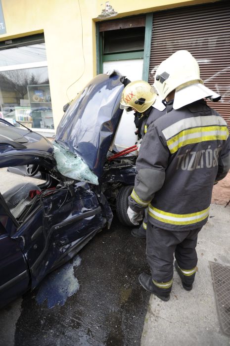 Busszal karambolozott egy autó Budapesten 6