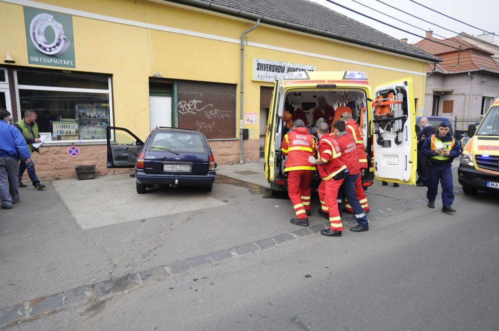 Busszal karambolozott egy autó Budapesten 7