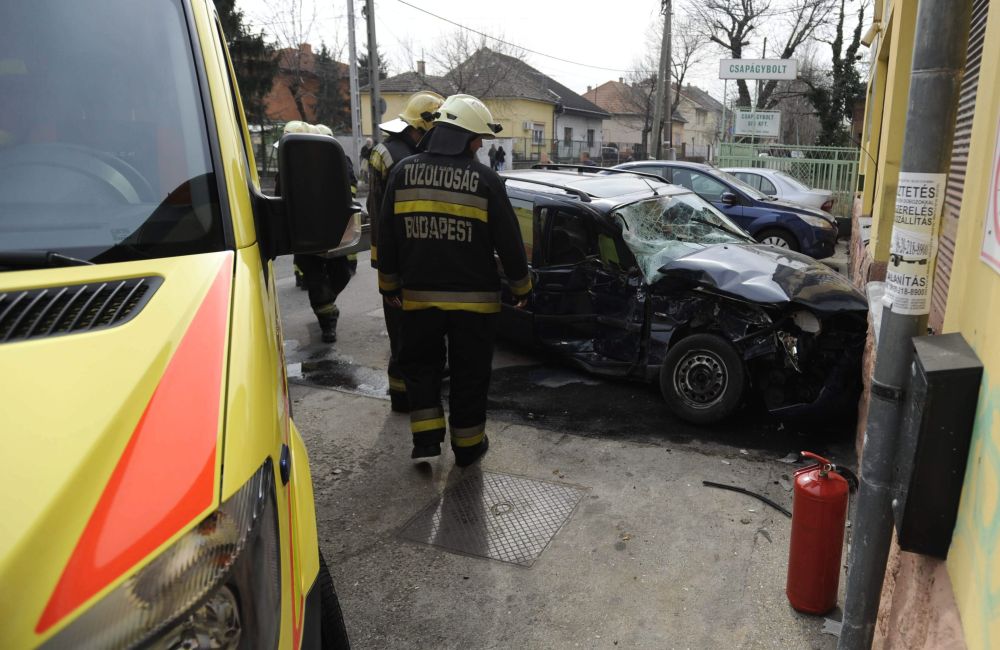 Busszal karambolozott egy autó Budapesten 8