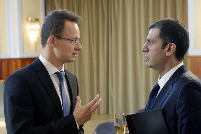 Miért épít egy indiai cég gumigyárat Gyöngyöshalászon? 6 | Vezess Szíjjártó Péter és Neeraj Kanwar (fotó: kormany.hu)