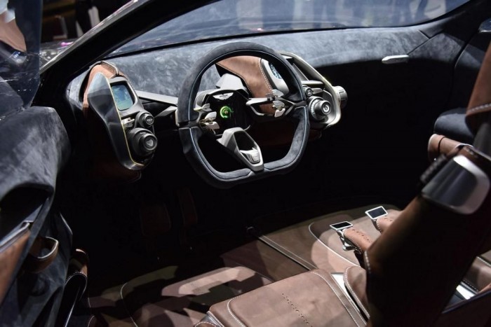 Az Aston Martin is beszáll a SUV-körhintába 6