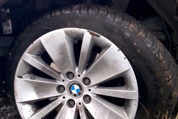 Ökörködéssel vágtak tönkre egy BMW X5-öst