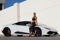 Szigorú Lamborghini, még szigorúbb tekintetű szőkével 2