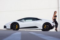 Szigorú Lamborghini, még szigorúbb tekintetű szőkével 16