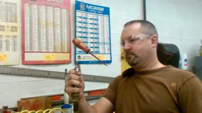 Menő műhelytrükk – a lebegő csavarhúzó