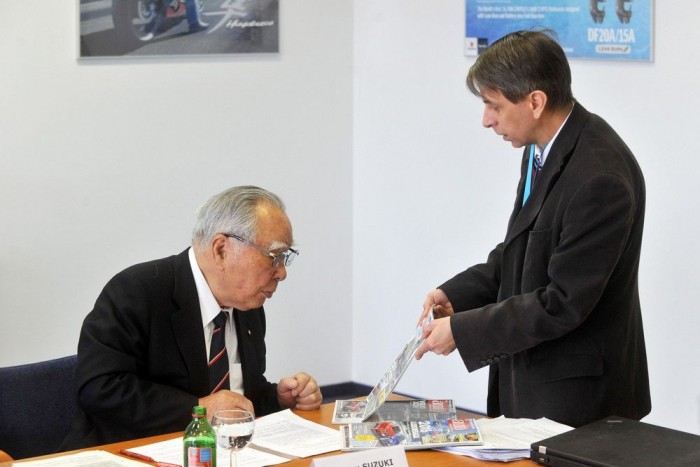Na, melyik autó a Suzuki elnökének a kedvence? 6 Osamu Suzuki érdeklődéssel fogadta az ajándékba vitt Autómagazinokat. Csak olyat kapott, amiben volt Suzuki