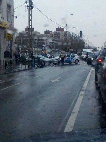 Két autóval karambolozott egy rendőr Kispesten 5 | Vezess Két autóval karambolozott egy rendőr Kispesten 5