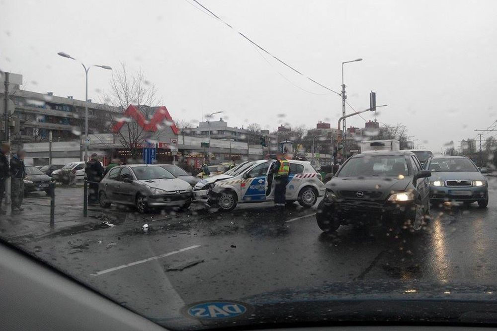 Két autóval karambolozott egy rendőr Kispesten 4