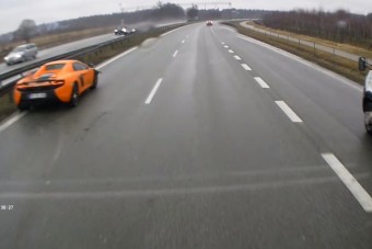 Autópályán tört csúnyán a szupersportautó