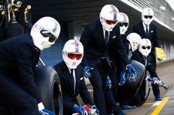 F1: Így cserél kereket egy talpig úriember