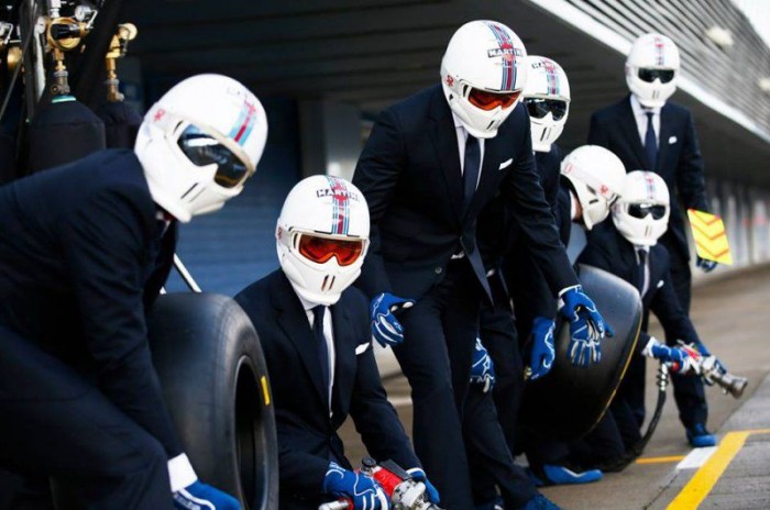 F1: Így cserél kereket egy talpig úriember