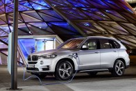 Konnektoros hibriddel erősít a BMW X5 48