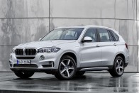 Konnektoros hibriddel erősít a BMW X5 58