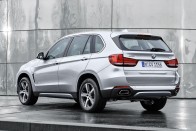 Konnektoros hibriddel erősít a BMW X5 59