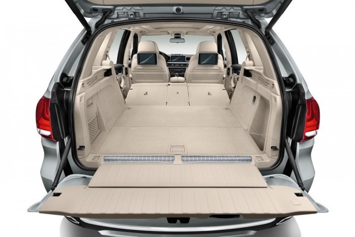 Konnektoros hibriddel erősít a BMW X5 6