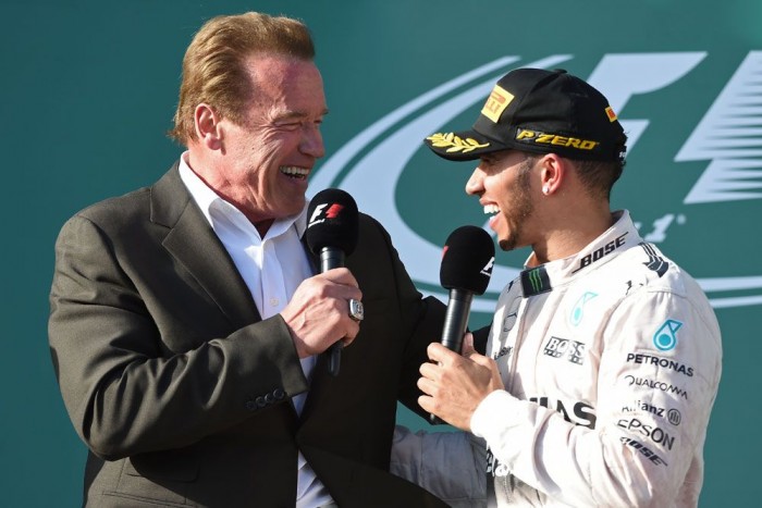 F1: Schwarzenegger üzent Hamiltonnak 2 F1: Schwarzenegger üzent Hamiltonnak 2
