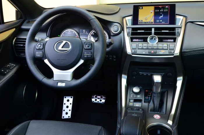 Letisztult és nem nincs túlzsúfolva, minden egyértelmű. Az F-sport kormányát öröm markolni, bár kevesebb visszajelzést ad, mint azt szeretnénk.