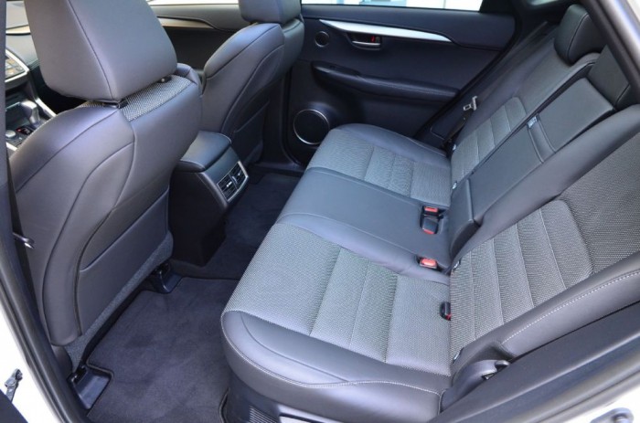Hátul bőséges a hely, a BMW X4-ben kevésbé volt kényelemes magam mögé ülni.