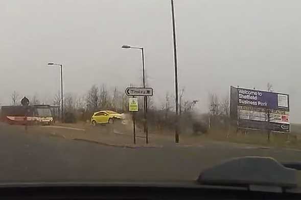 Fák közé repült a gyorshajtó Opeles