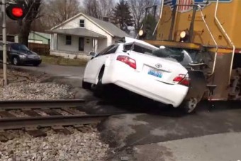 Halálos tragédia a vasúti átjáróban