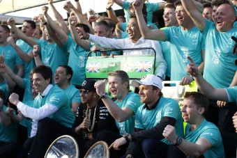 A Mercedes joggal dominál, de baj van az F1-gyel