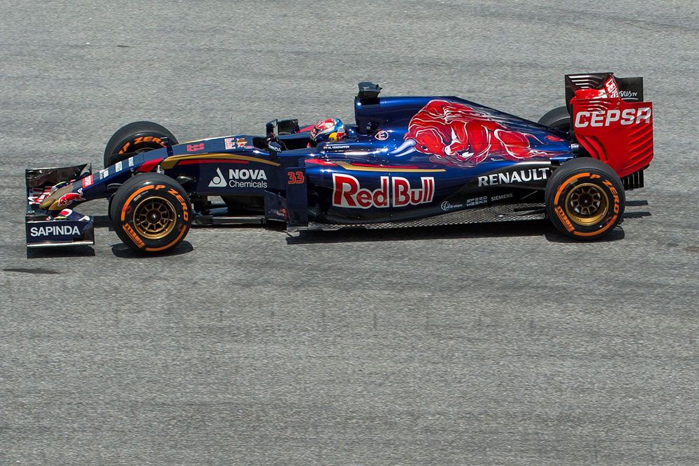 A Mercedes joggal dominál, de baj van az F1-gyel 19