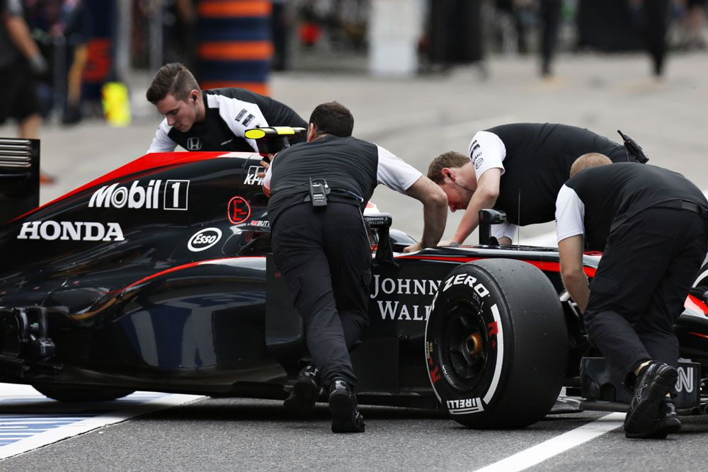 A Mercedes joggal dominál, de baj van az F1-gyel 49