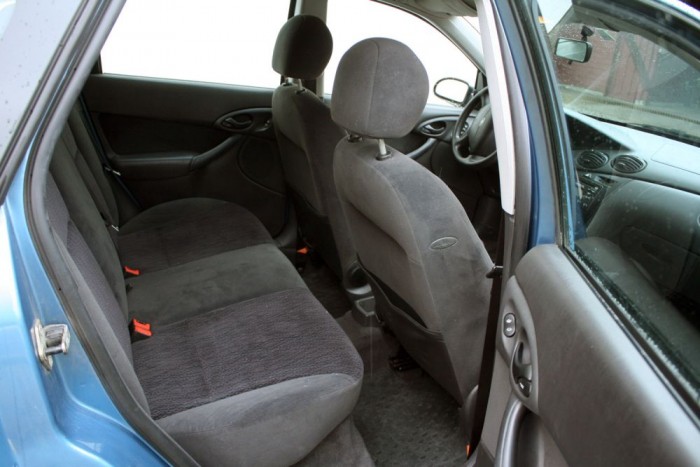 Belül sincs lelakva az autó, 1100 euró körüli áron ez nem magától értetődő