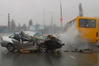 Így járhatsz, ha ész nélkül nyomod az esőben